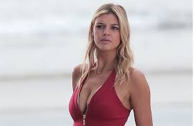 How tall is Kelly Rohrbach?